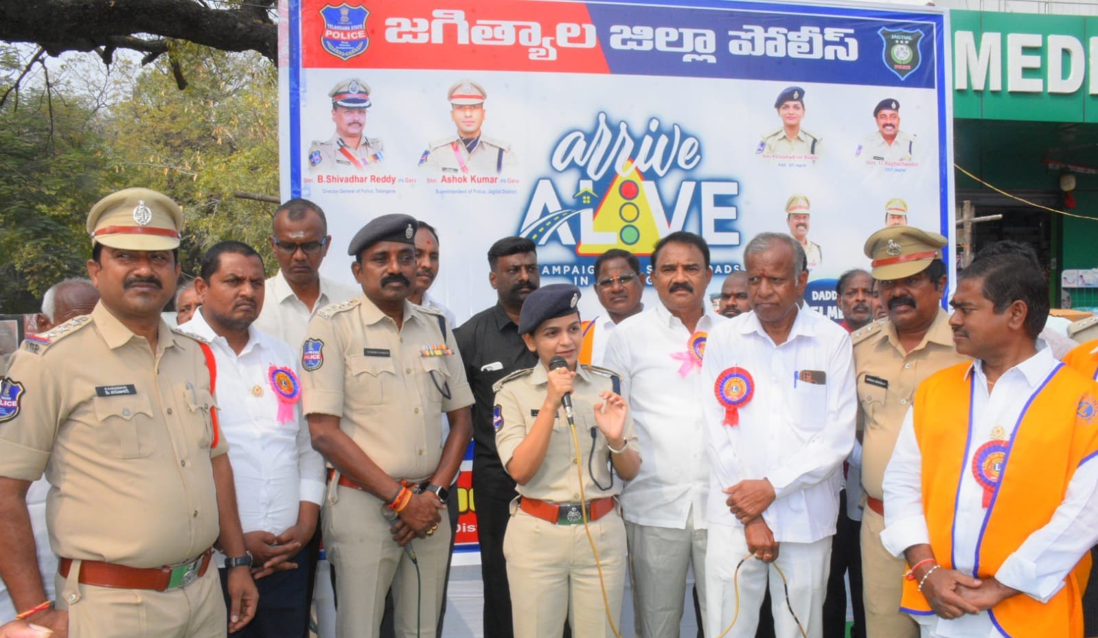 జగిత్యాల జిల్లా ట్రాఫిక్ నియమాలు పాటిద్దాం రోడ్డు ప్రమాదాలు నివారిద్దాం అదనపు ఎస్పీ శేషాద్రిని రెడ్డి ఐపీఎస్