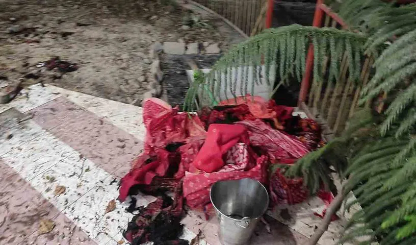  బంగ్లాదేశ్‌లో మరో దారుణం.. పూజలో ఉన్న హిందువులపై బాంబు దాడి