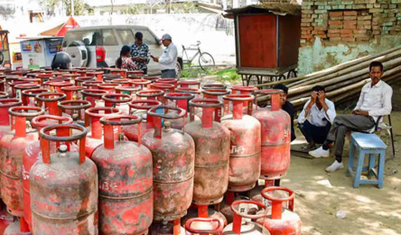  గ్యాస్‌ కొరత వేళ బ్లాక్‌ మార్కెటింగ్‌.. ఆరుగురు అరెస్ట్‌.. 24 మందిపై ఎఫ్‌ఐఆర్‌