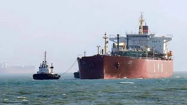 హర్మూజ్‌ను దాటిన భారత నౌకలు జగ్ వసంత్, పైన్ గ్యాస్