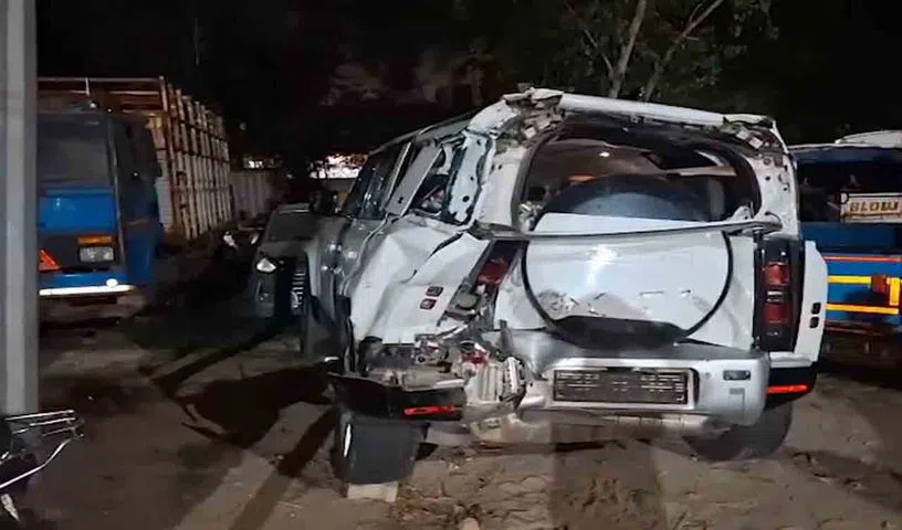 ఆగి ఉన్న వాహనాన్ని ఢీకొట్టిన లారీ.. కాంగ్రెస్‌ నేత, ఆయన డ్రైవర్‌ మృతి