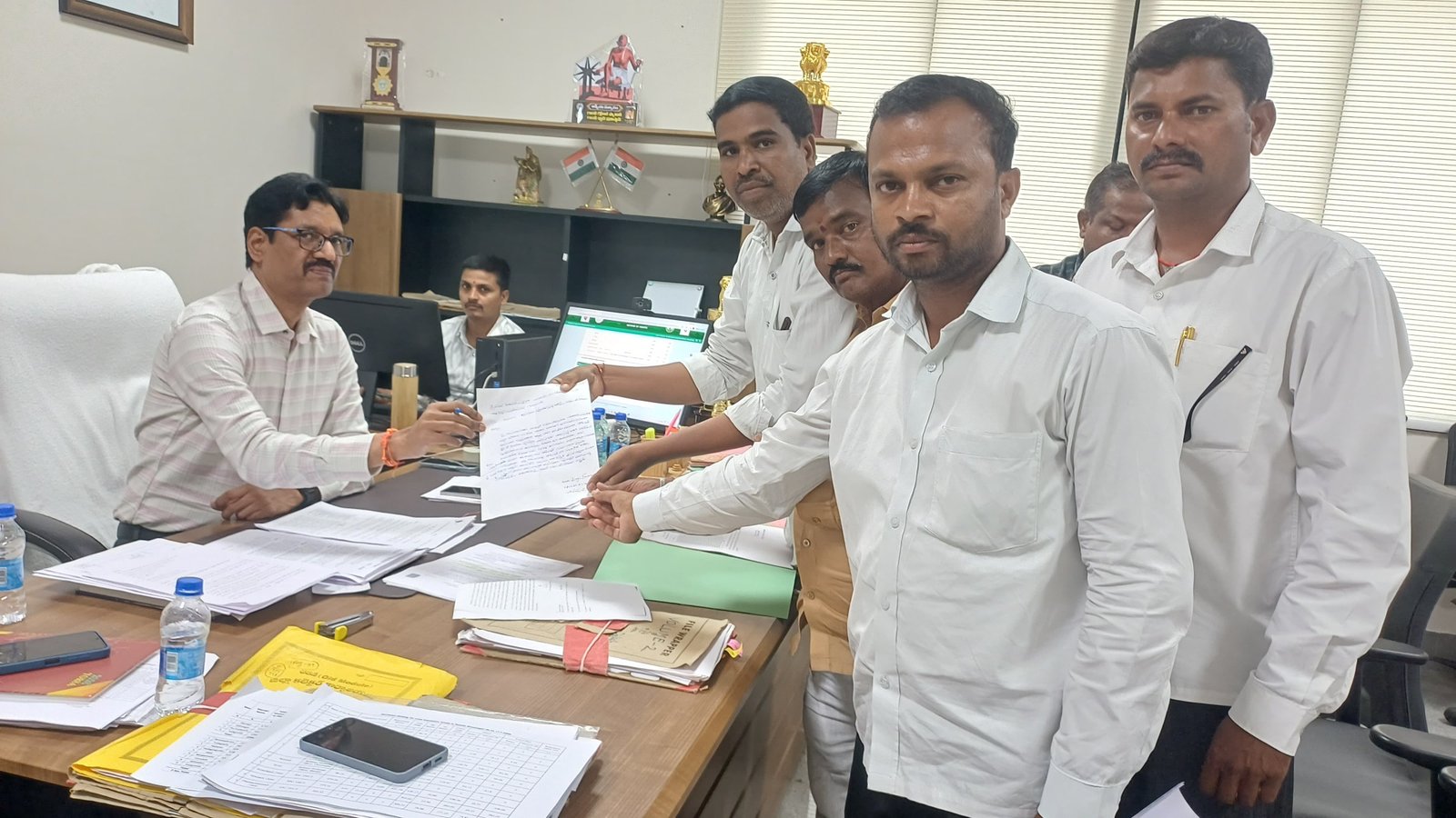 అక్రమంగా మట్టి తరలిస్తున్న వారి పై చర్యలు తీసుకోవాలి 