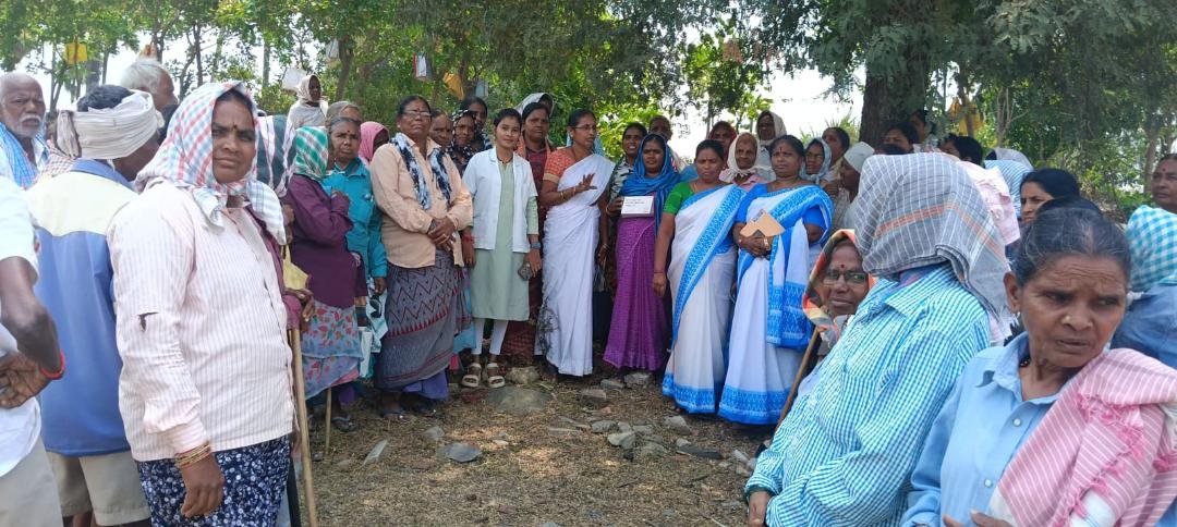 ఉపాధి హామీ కూలీలకు ఓఆర్ఎస్ ప్యాకెట్ల పంపిణీ
