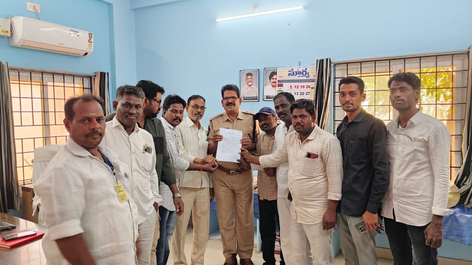 రిపోర్టర్ లక్ష్మీనారాయణపై దాడి చేసిన మనీషా నాయర్ను అరెస్ట్ చేయాలి