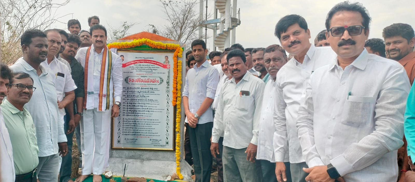 కాంగ్రెస్ ప్రభుత్వంతోనే పక్కా రోడ్లు